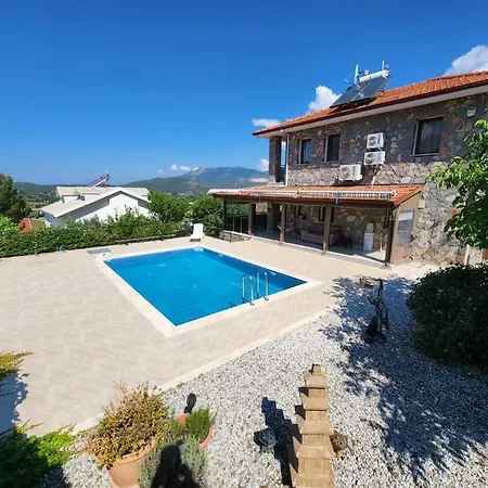 Uezuemluede Havuzlu Muestakil Tatil Villasi فندق