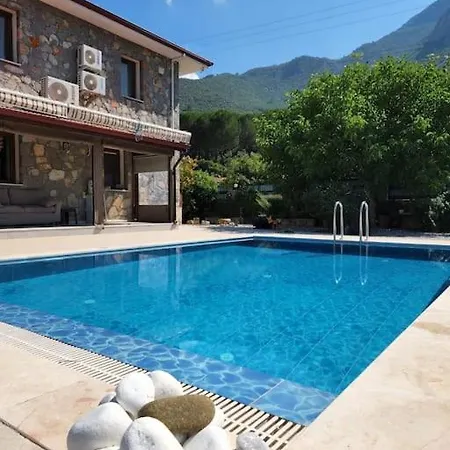 Uezuemluede Havuzlu Muestakil Tatil Villasi فندق 4*