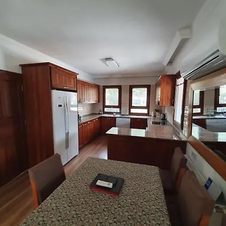 فندق Uezuemluede Havuzlu Muestakil Tatil Villasi 4*